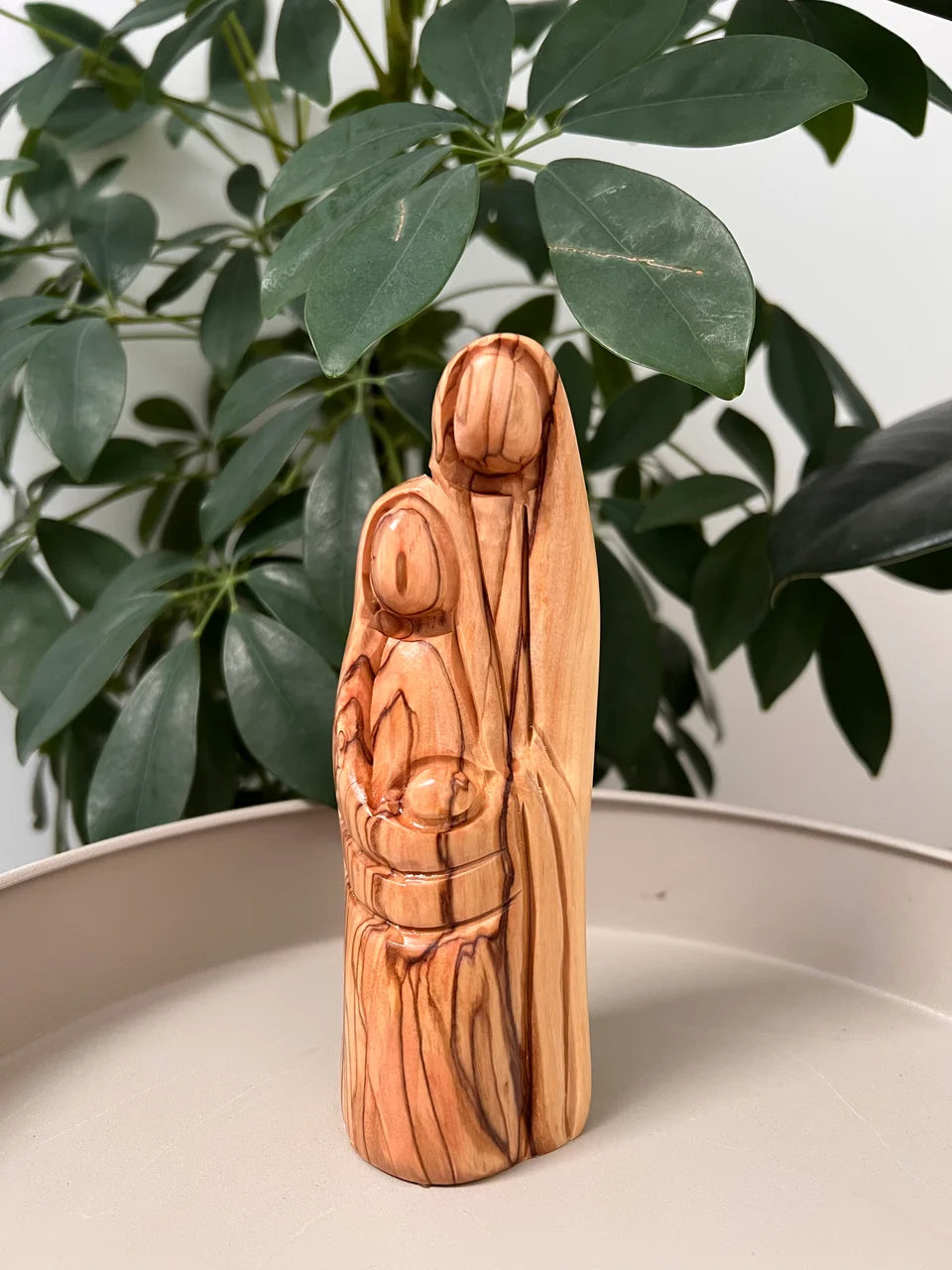 En figur på den heliga familjen i olivträ