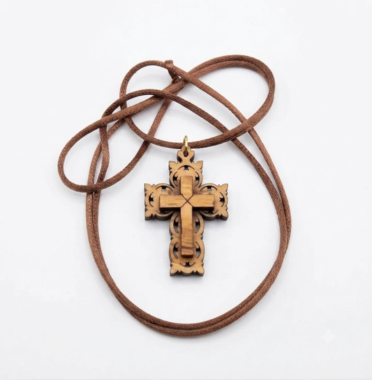 Halsband med ett kors i olivträ