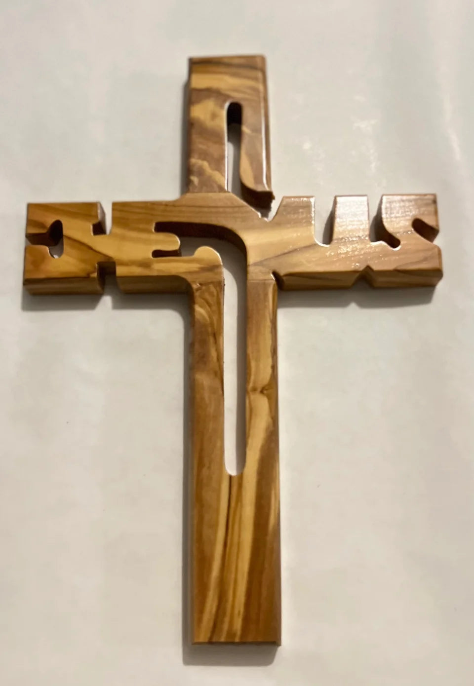 Kors med Jesus namn graverad. Hantverk i olivträ. Från Betlehem