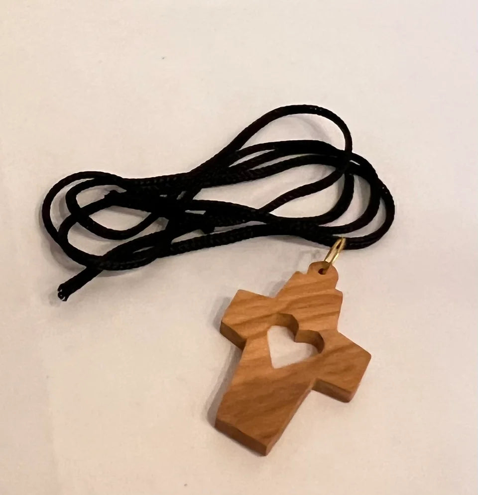Kors halsband i olivträ