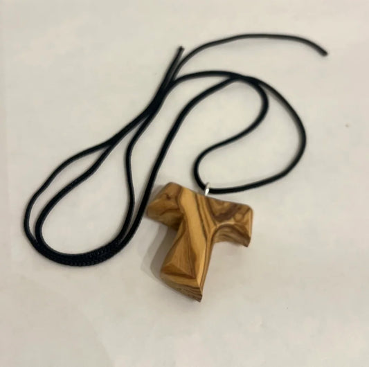 Halsband med ett kors i olivträ