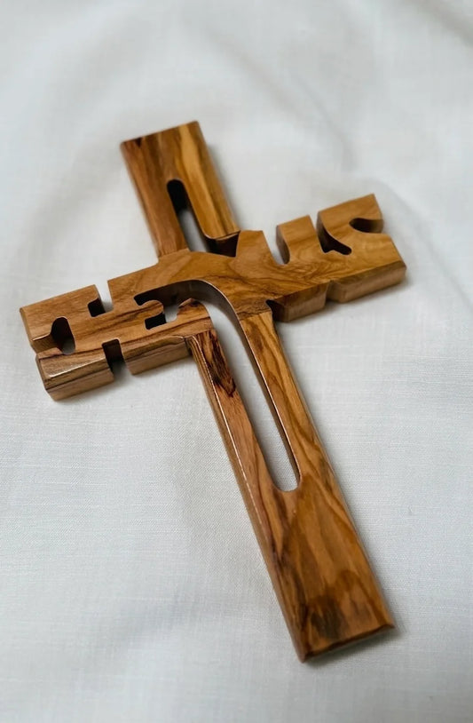 Kors med Jesus namn graverad. Hantverk i olivträ. Från Betlehem