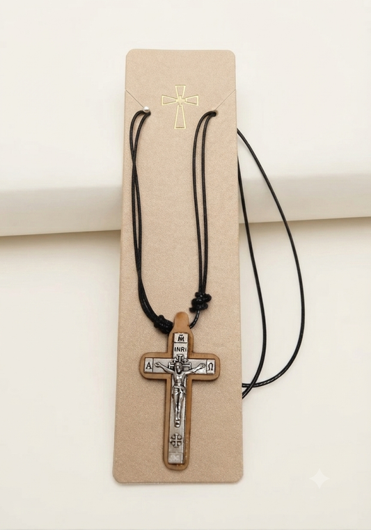 Halsband med ett kors i olivträ