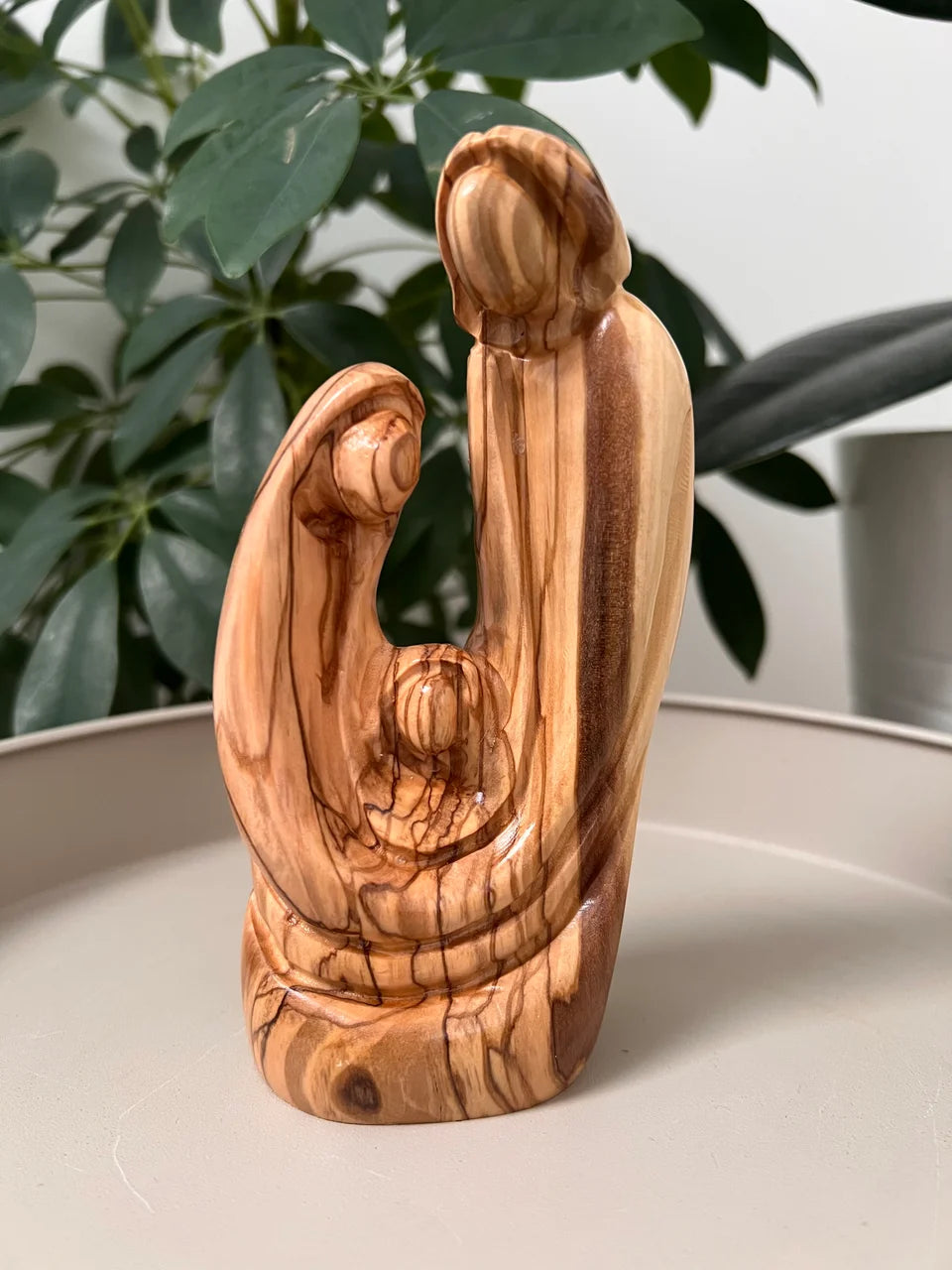 En figur på den heliga familjen i olivträ
