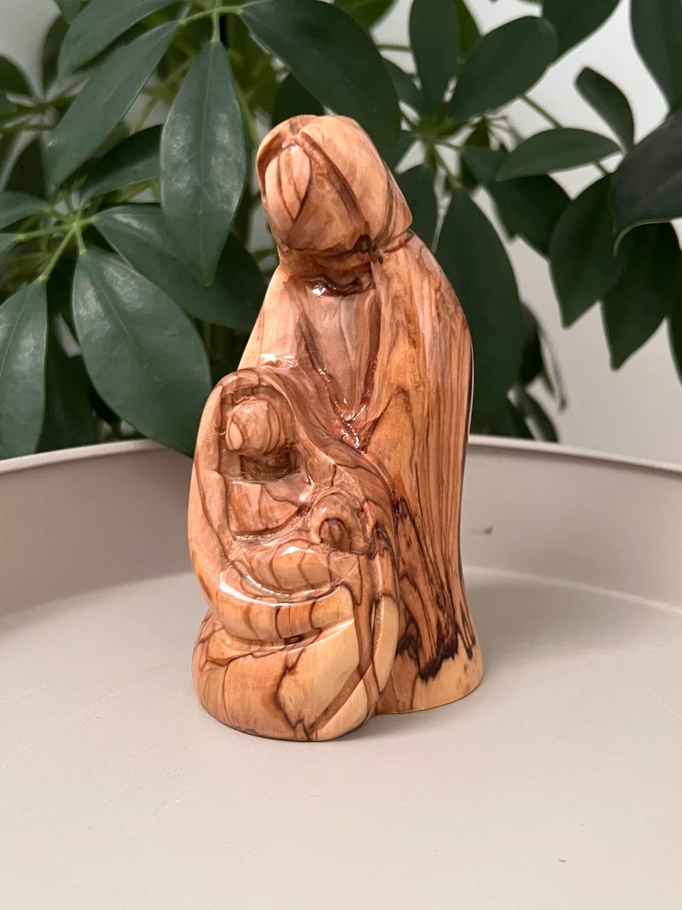 En figur på den heliga familjen i olivträ