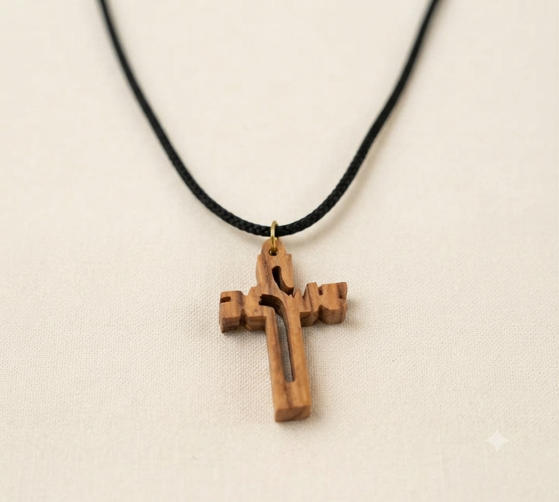 Halsband med ett kors i olivträ