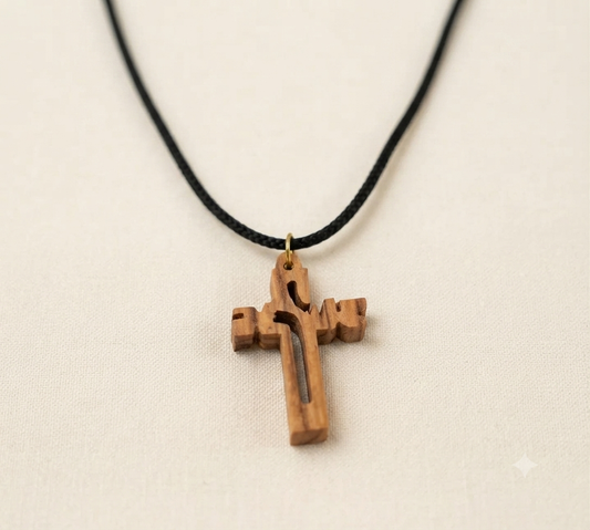 Halsband med ett kors i olivträ