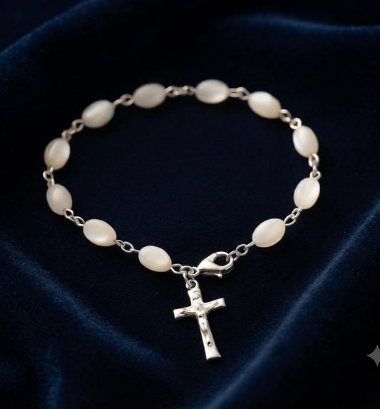 Kors armband i pärlemor