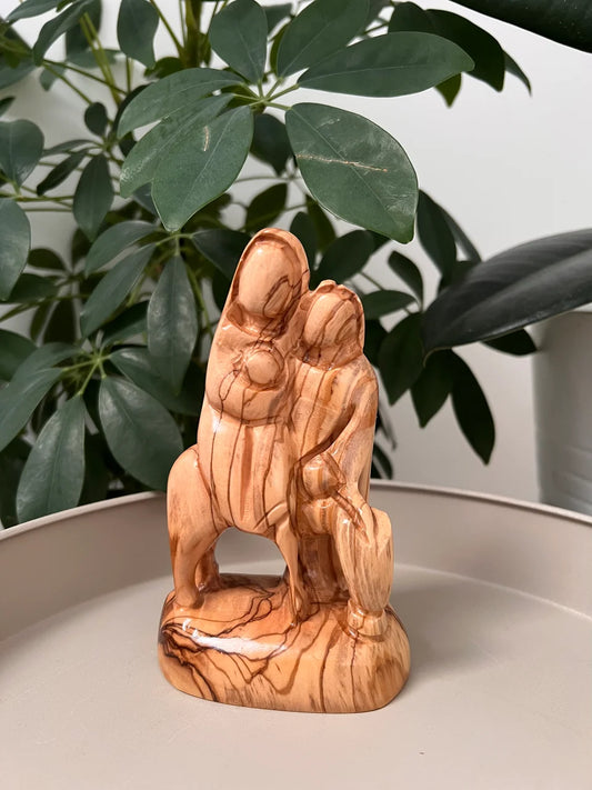 En figur på den heliga familjen i olivträ