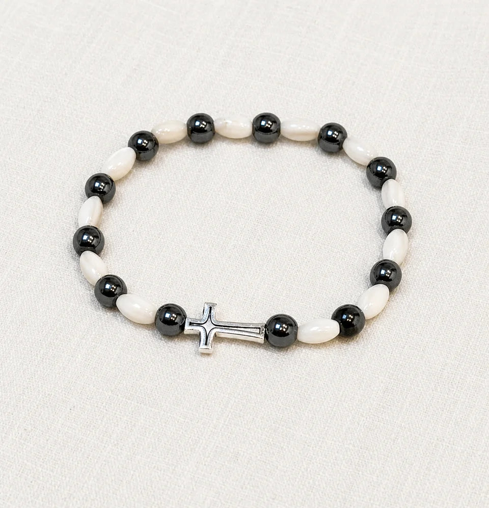 Armband i hametitstenar och pärlemor