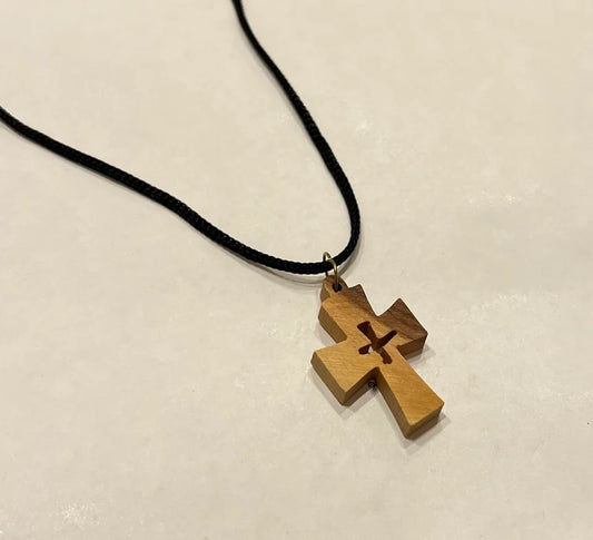 Halsband med ett kors i olivträ